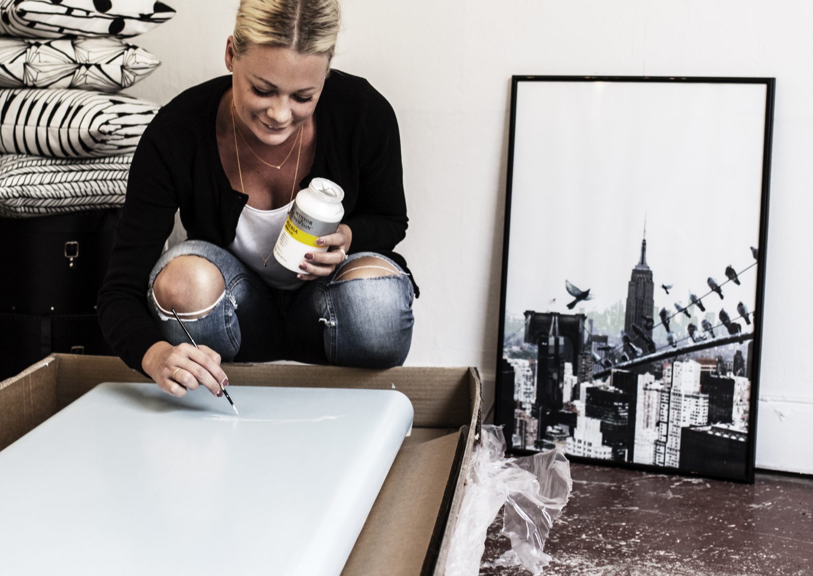 Kristin Erséus maalaa #purmoart-konseptia varten kehyksellistä patteria, joka on tarkoitettu makuuhuoneeseen