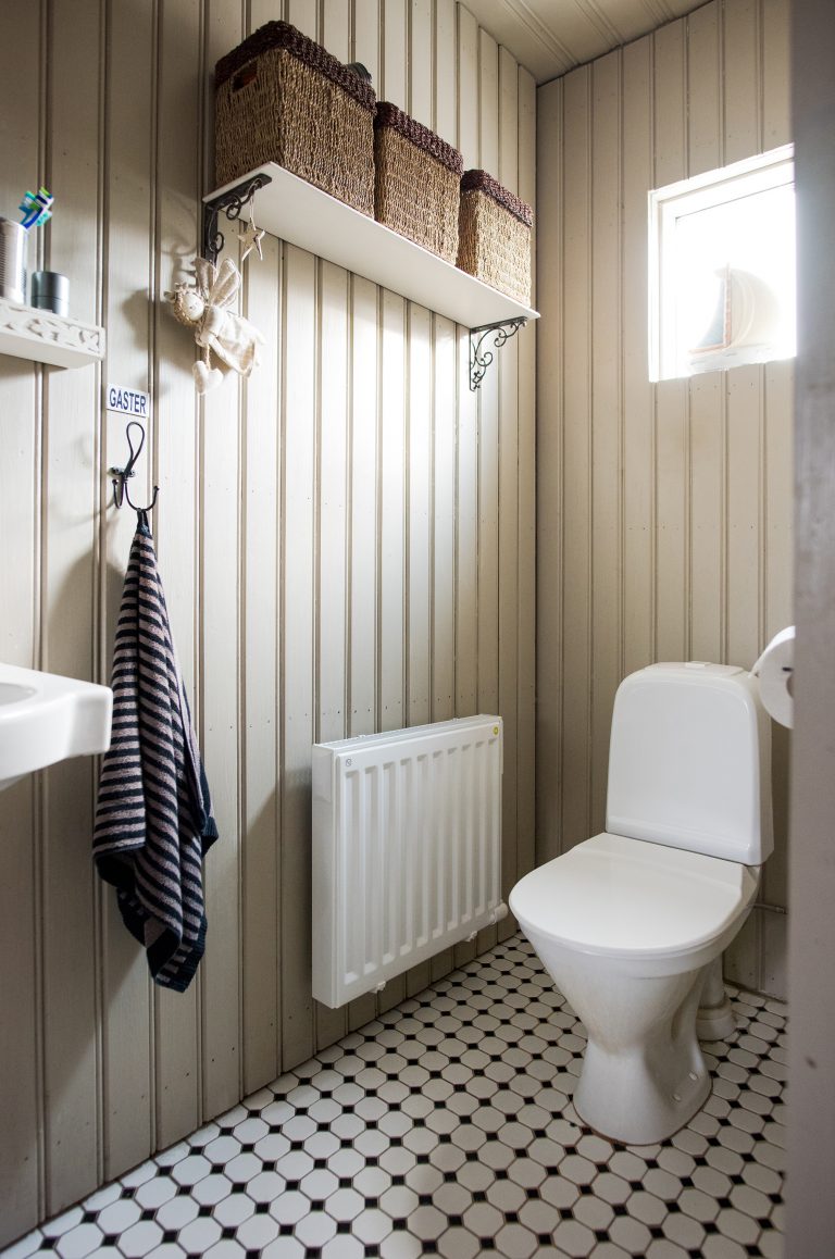 Myös talon kahteen wc:hen ja kylpyhuoneeseen asennettiin Yali Digital -radiaattorit.