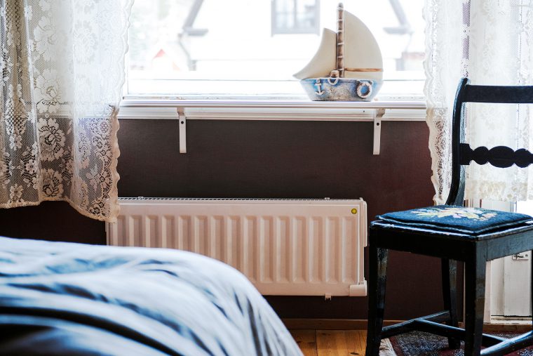 Uudet sähköpatterit rintamamiestaloon